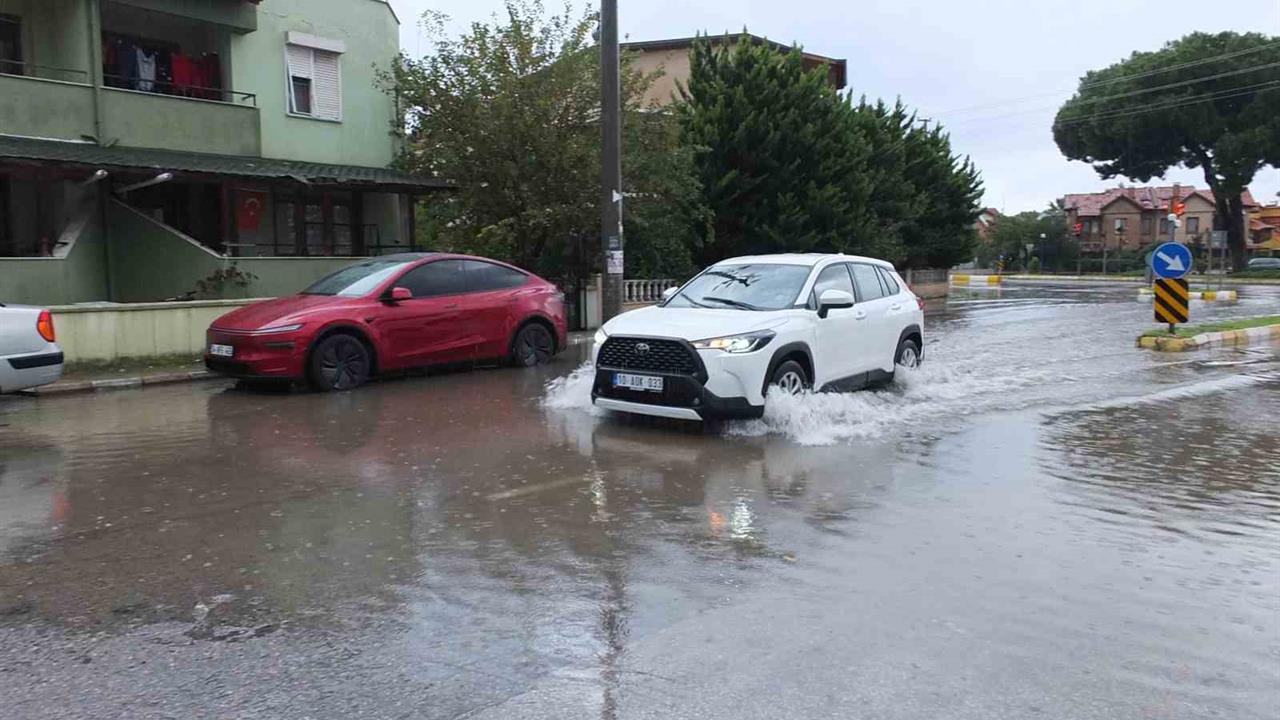 Balıkesir Burhaniye'de Gece Saatlerinde Yaşanan Sağanak Yağış Sokakları Göle Çevirdi