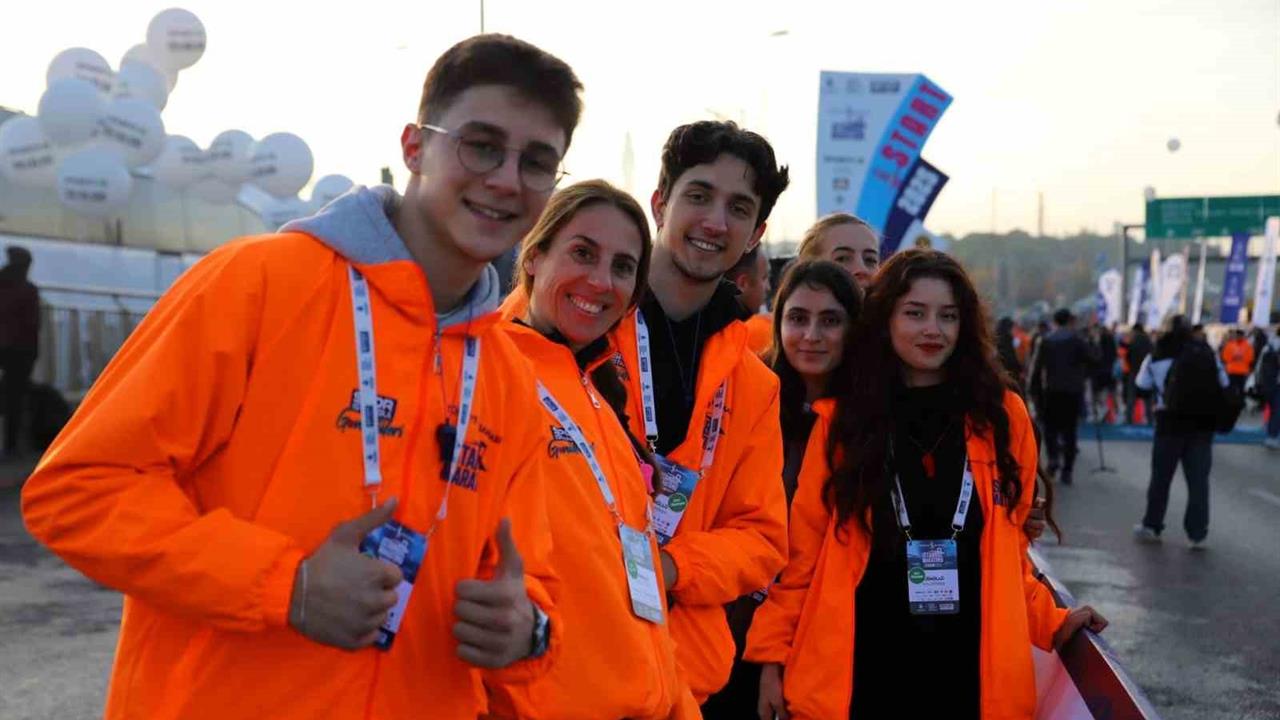 Sakarya Uygulamalı Bilimler Üniversitesi Öğrencileri İstanbul Maratonu’nda Gönüllü Olarak Yer Aldı