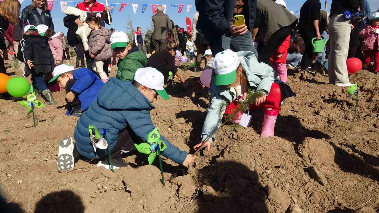 Burdur'da "Geleceğe Nefes" Projesi Kapsamında 13 Bin Fidan Toprakla Buluştu