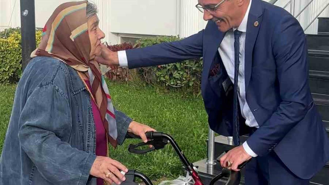 Erenler'de Başkan Dinç, Yaşlı Kadına Makam Aracını Tahsis Etti