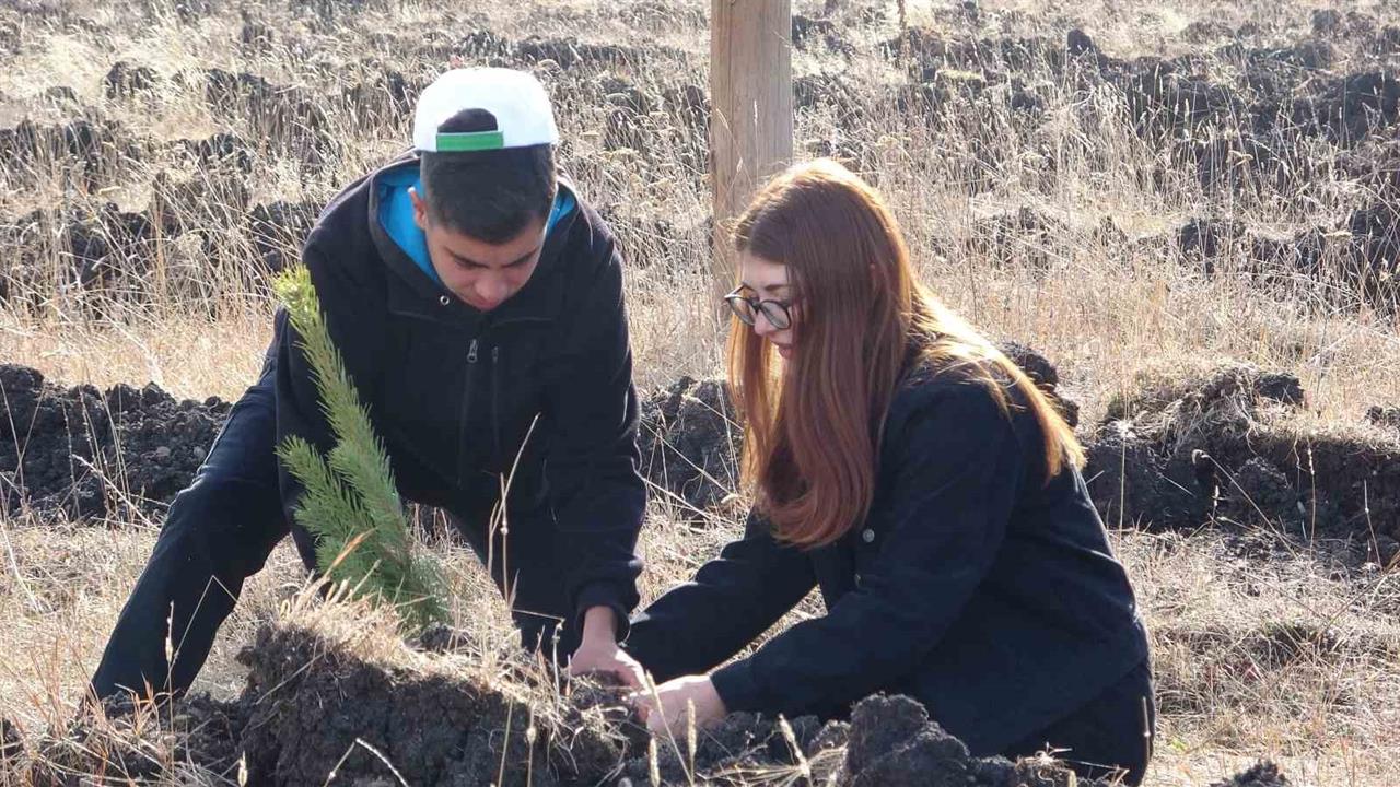 Ardahan Merkez'de Milli Ağaçlandırma Günü'nde Fidan Dikimi Yapıldı