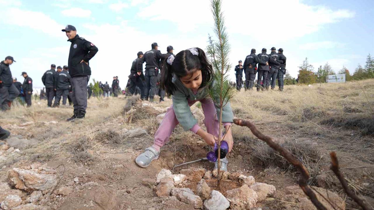 Niğde Valiliği'nde 5 Bin Fidan Toprakla Buluşturuldu