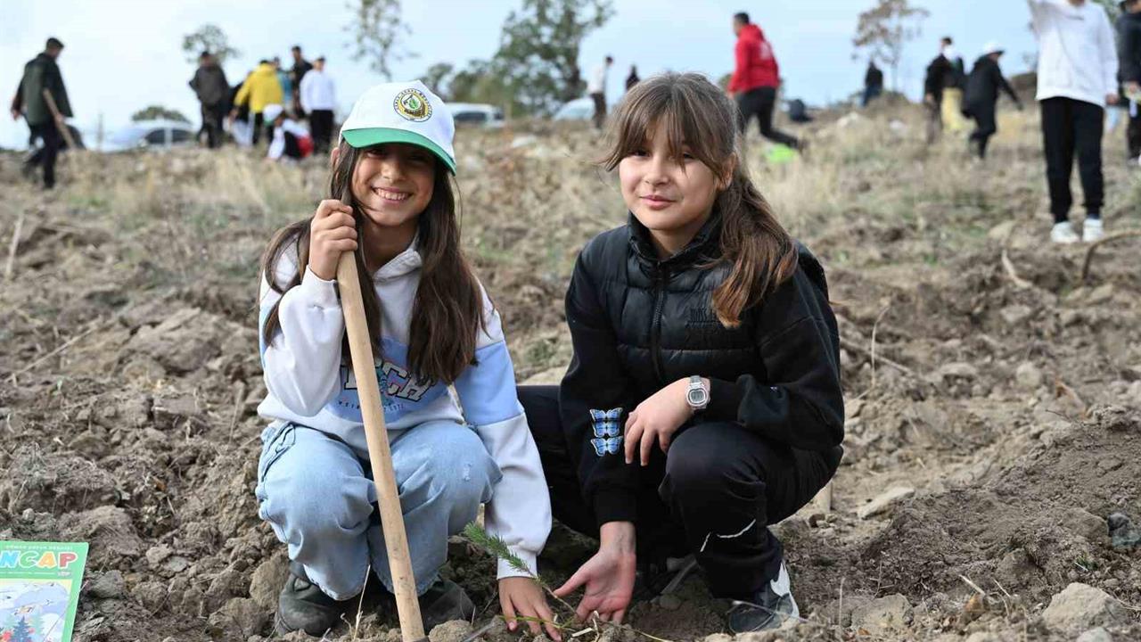 Manisa Demirci'de 11 Kasım Milli Ağaçlandırma Günü Kapsamında 2 Bin Fidan Dikildi