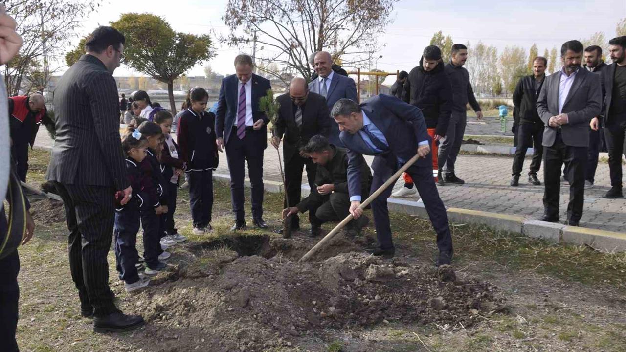 Muş Bulanık'ta 11 Kasım Milli Ağaçlandırma Günü'nde 3 Bin Fidan Toprakla Buluştu