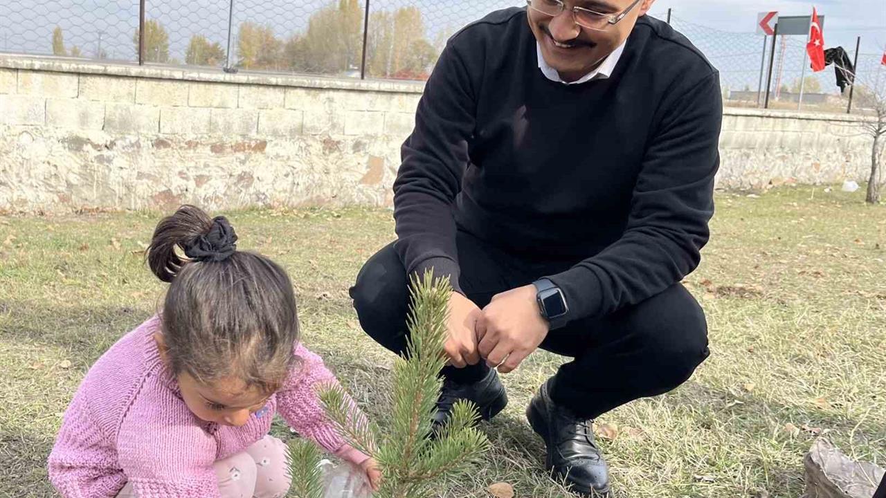 Kars Akyaka'da Fidan Dikimi Etkinliği Gerçekleştirildi