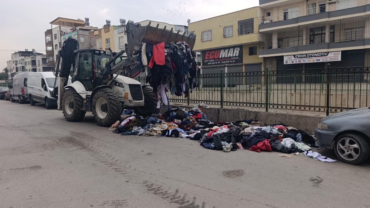 Akdeniz’de Caddeye Dökülen Tekstil Atıkları ve Kıyafet Yığınları Toplandı
