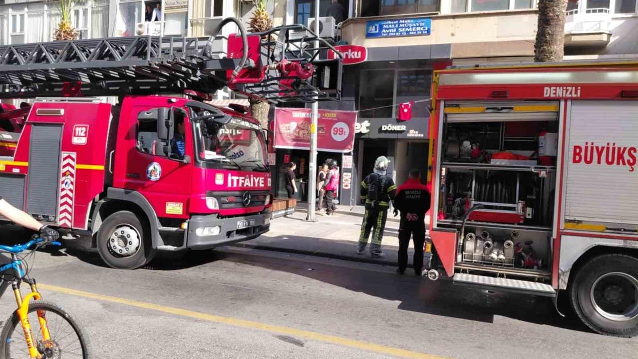 Denizli Pamukkale'deki Döner Zincirinde Yangın Çıktı, Panik Yaşandı