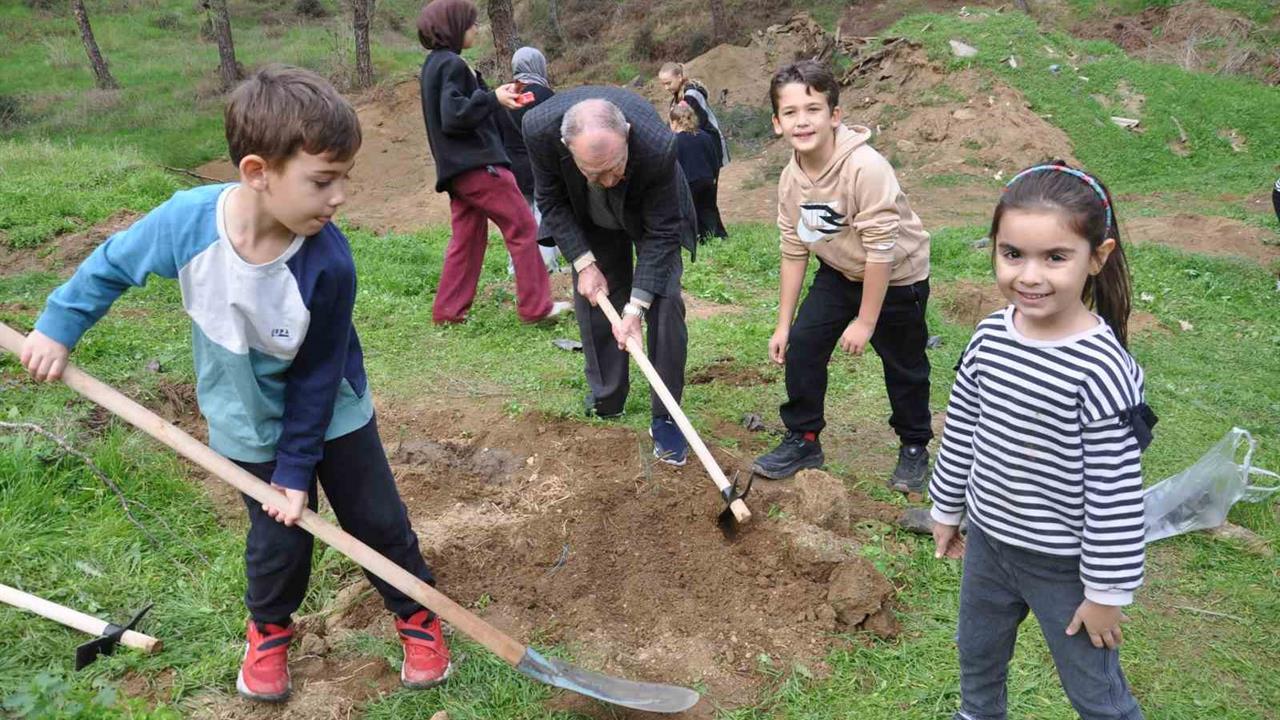 Salihli'de 11 Kasım Milli Ağaçlandırma Günü'nde 600 Fidan Toprakla Buluştu