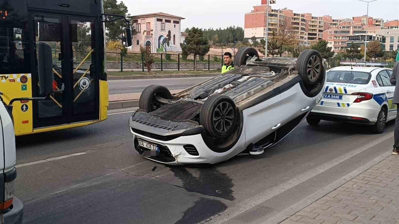 Batman Merkez'de Takla Atan Otomobilde 1 Kişi Yaralandı