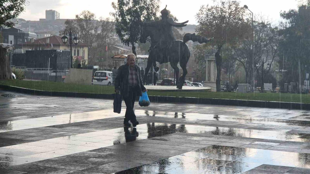 Tekirdağ Süleymanpaşa'da Şiddetli Yağış Sonrası Vatandaşlar Sığınak Aradı