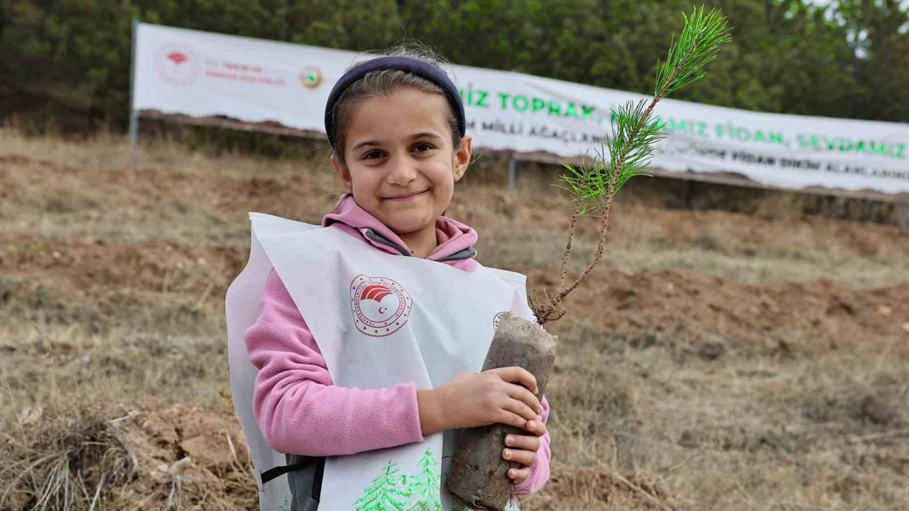 Sivas'ta 90 Bin Fidanın Toprakla Buluştuğu Etkinlik Gerçekleştirildi