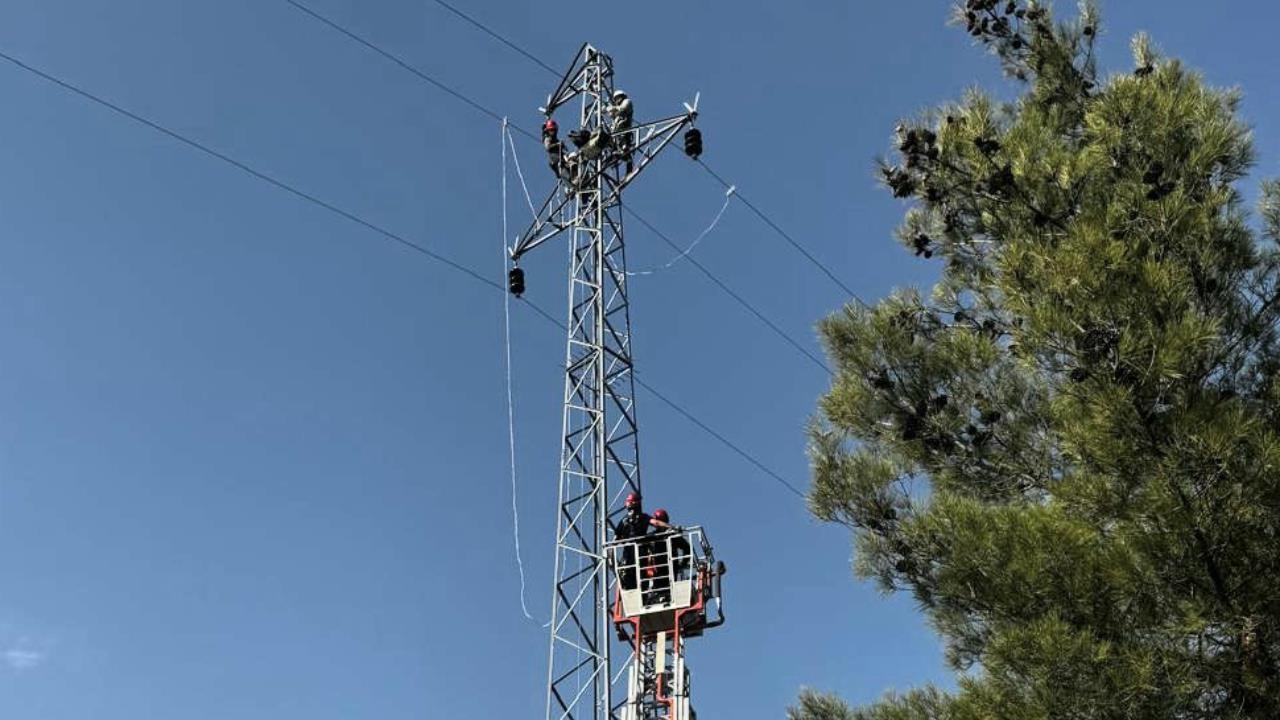 Yüksek Gerilim Direğinde Mahsur Kalan İşçiyi Mersin Büyükşehir İtfaiyesi Ekipleri Kurtardı