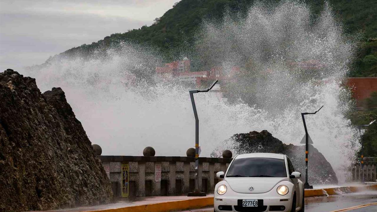 Tayvan'da Fung-wong Süper Tayfunu Nedeniyle 3 Bin Kişi Tahliye Edildi