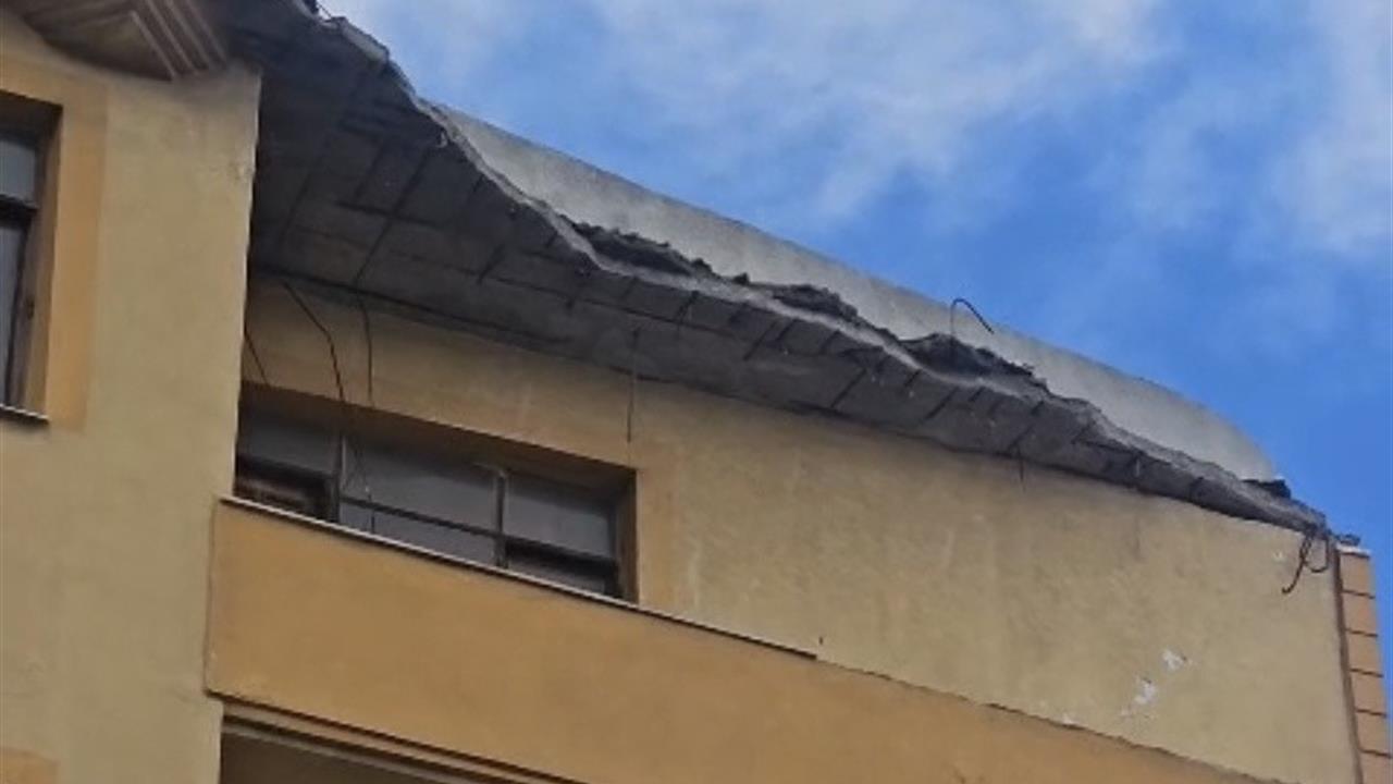 Çanakkale Gelibolu'da Bina Çatısının Bir Kısmı Çöktü, Tedbiren Boşaltıldı