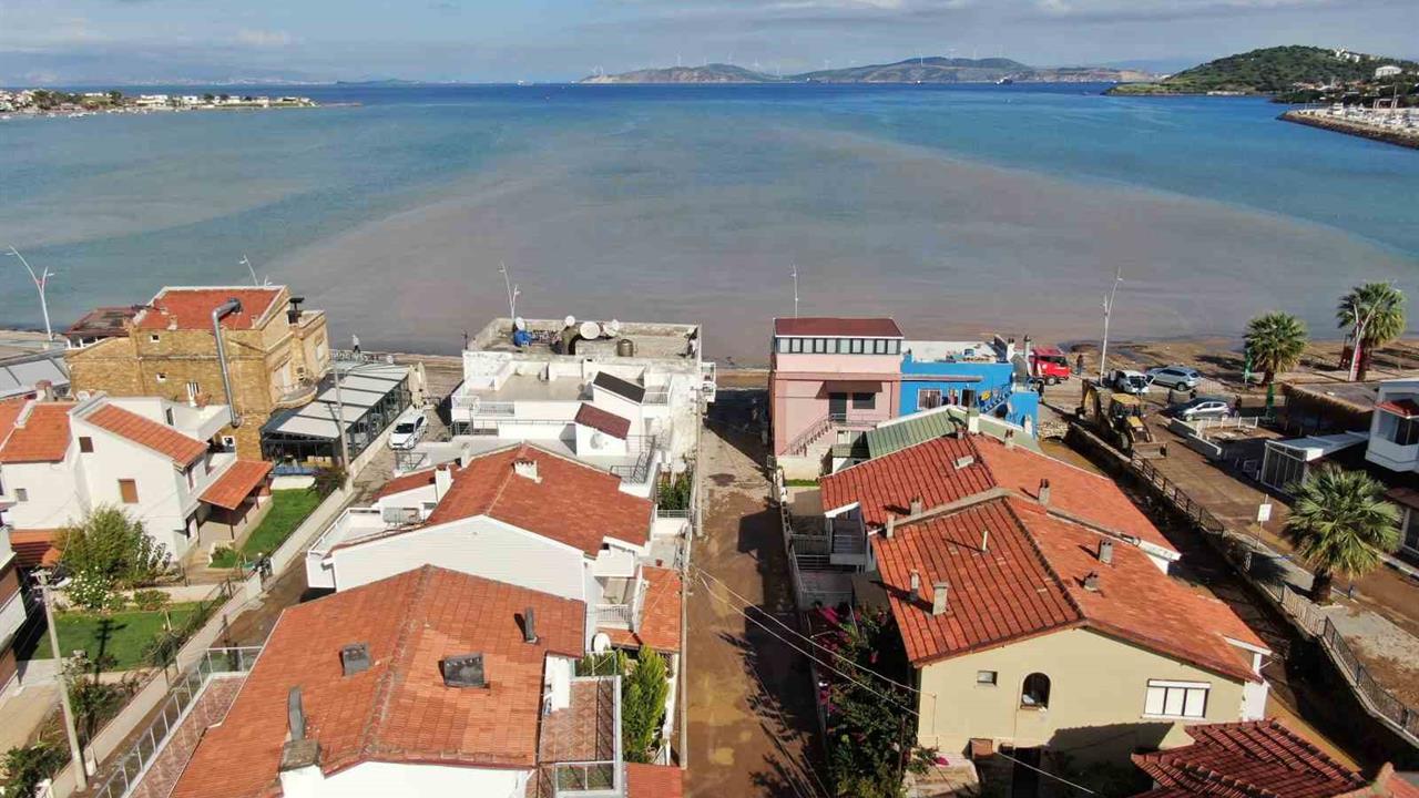 Foça İzmir'de Sel Suları Denizi Kırmızıya Döndürdü