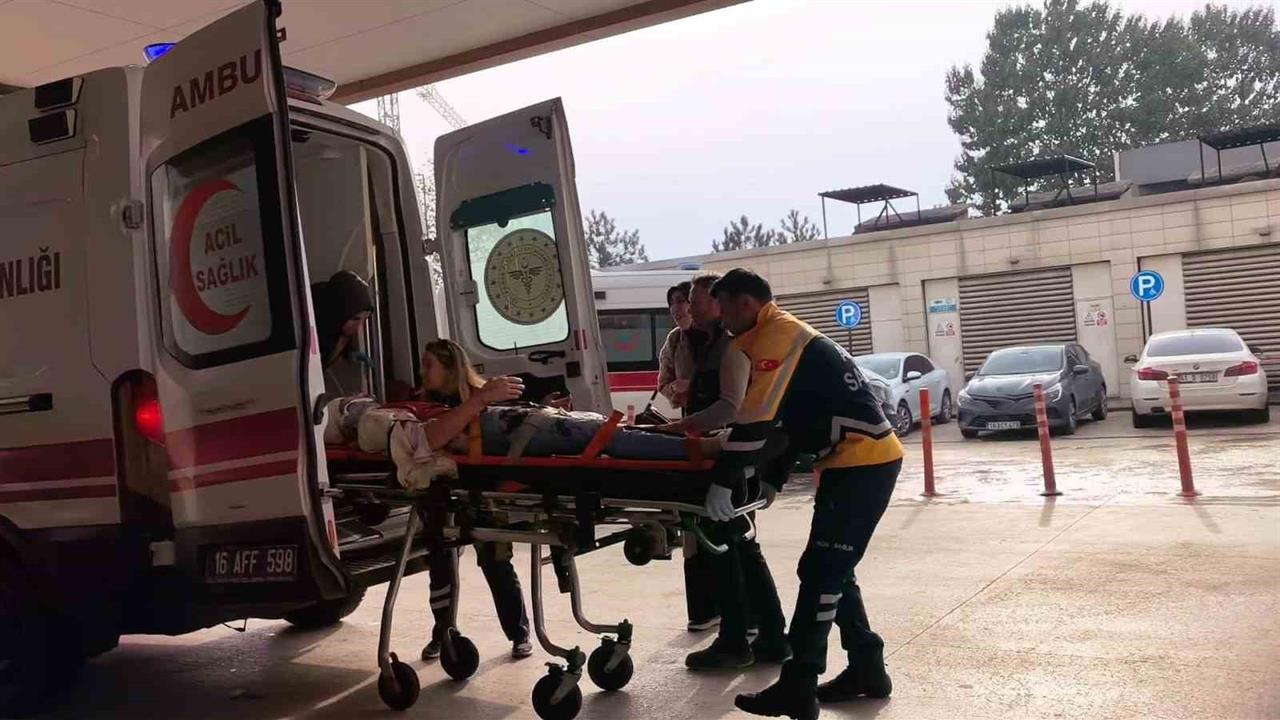 Bursa İnegöl'de Tırın Altına Giren Otomobilde 4 Yaralı