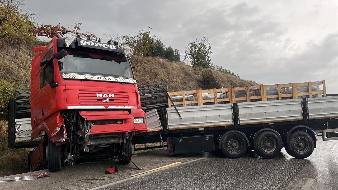 Manisa Kula'da Yağışlı Hava Nedeniyle Trafik Kazası Meydana Geldi