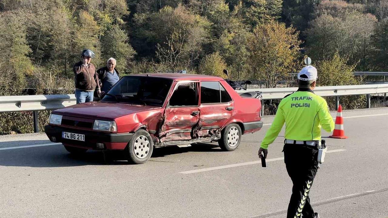 Bartın Amasra'da Minibüs ile Otomobil Çarpıştı, 2 Yaralı