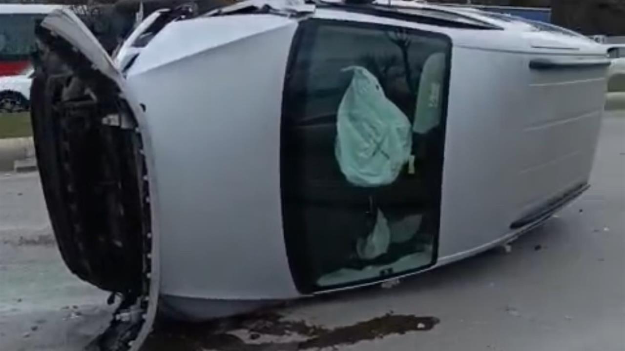 Eskişehir Gündoğdu'da İki Panelvan Aracın Çarpışması Sonucu Bir Sürücü Yaralandı