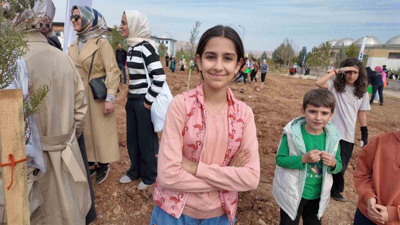 Siirt'te 11 Kasım Milli Ağaçlandırma Günü'nde Binlerce Fidan Toprakla Buluştu