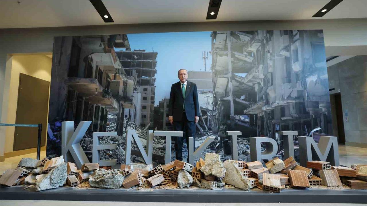 Cumhurbaşkanı Erdoğan, Ankara'da yaptığı konuşmada, şehitler için dua etti ve İstanbul'un yeniden inşası üzerine önemli mesajlar verdi.