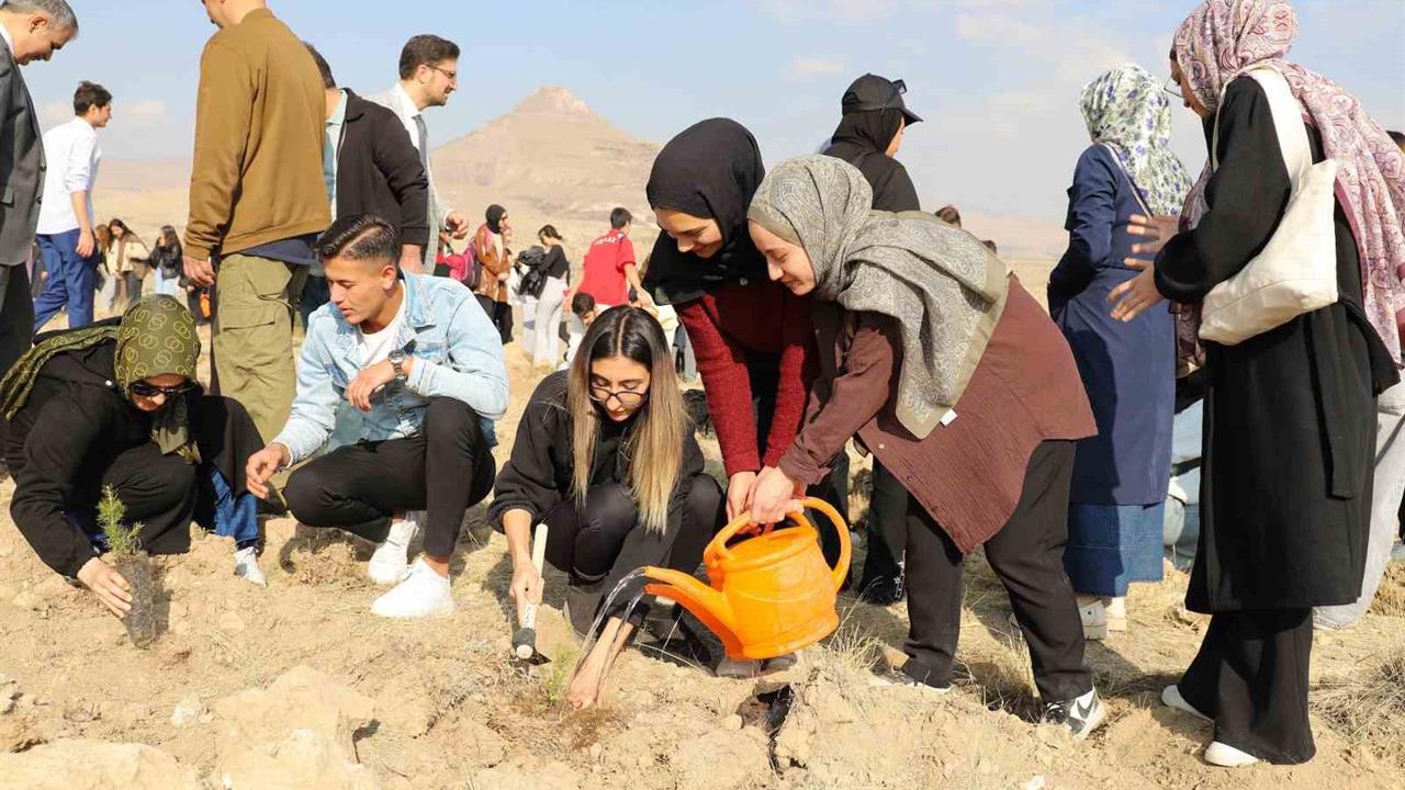 Konya'da Milli Ağaçlandırma Günü'nde Fidanlar Toprakla Buluştu