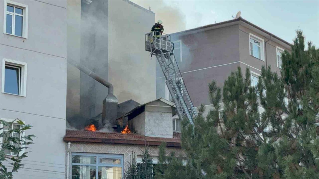 Konya Ereğli'de İş Hanının Çatısında Yangın Çıktı, Paniğe Neden Oldu