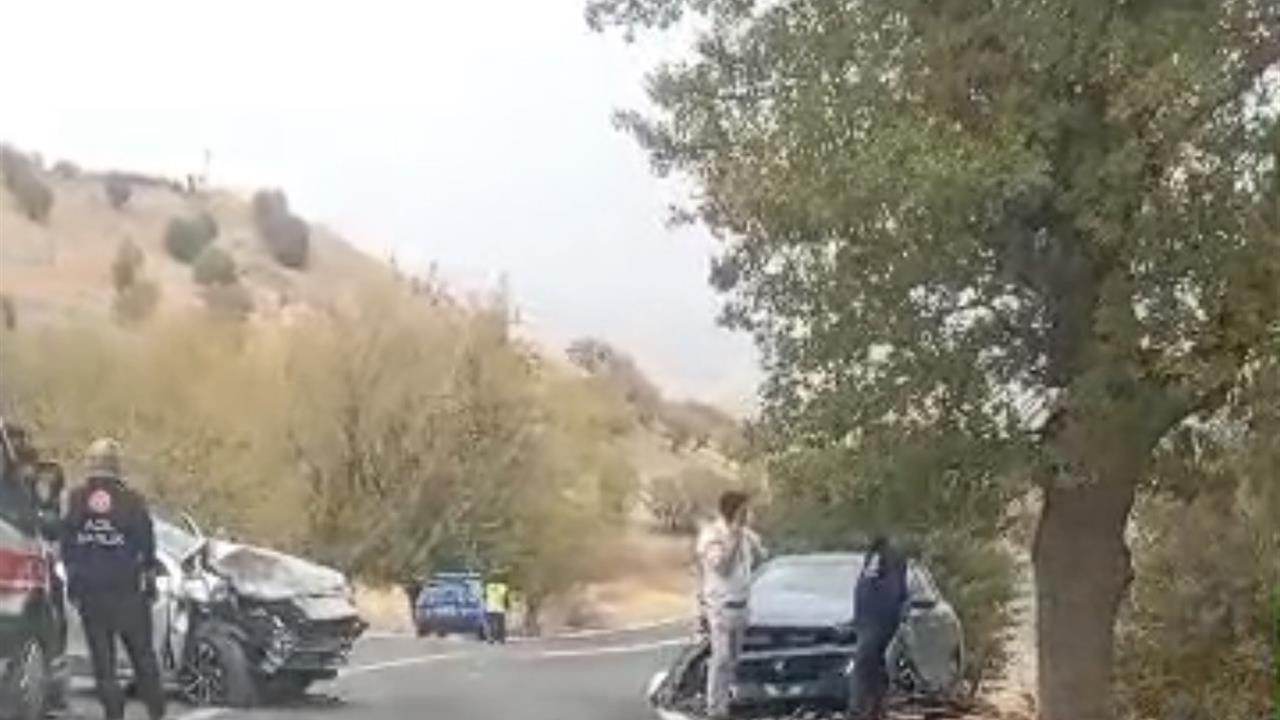 Adıyaman Kahta'da İki Araç Çarpışması Sonucu 10 Kişi Yaralandı