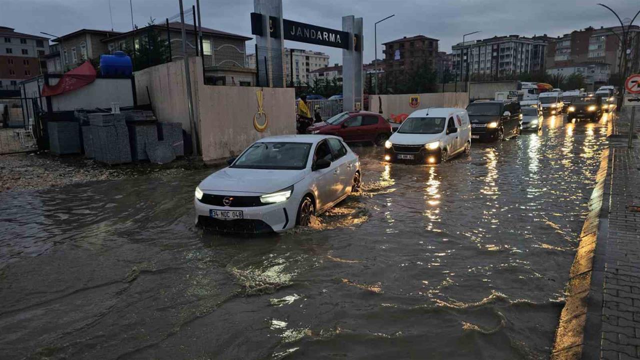 Tekirdağ Çerkezköy'de Sağanak Yağış Caddeleri Göle Dönüştürdü