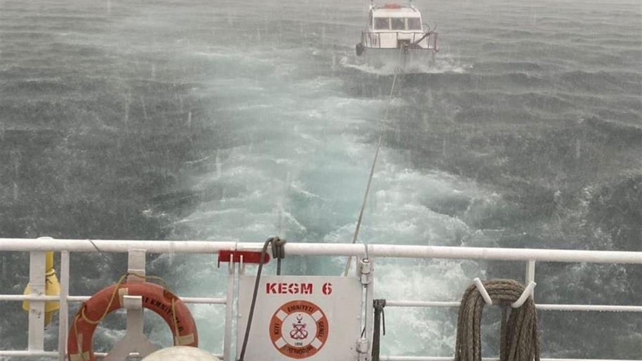 Çanakkale Boğazı'nda Sürüklenen Tekne, Kıyı Emniyeti Tarafından Kurtarıldı