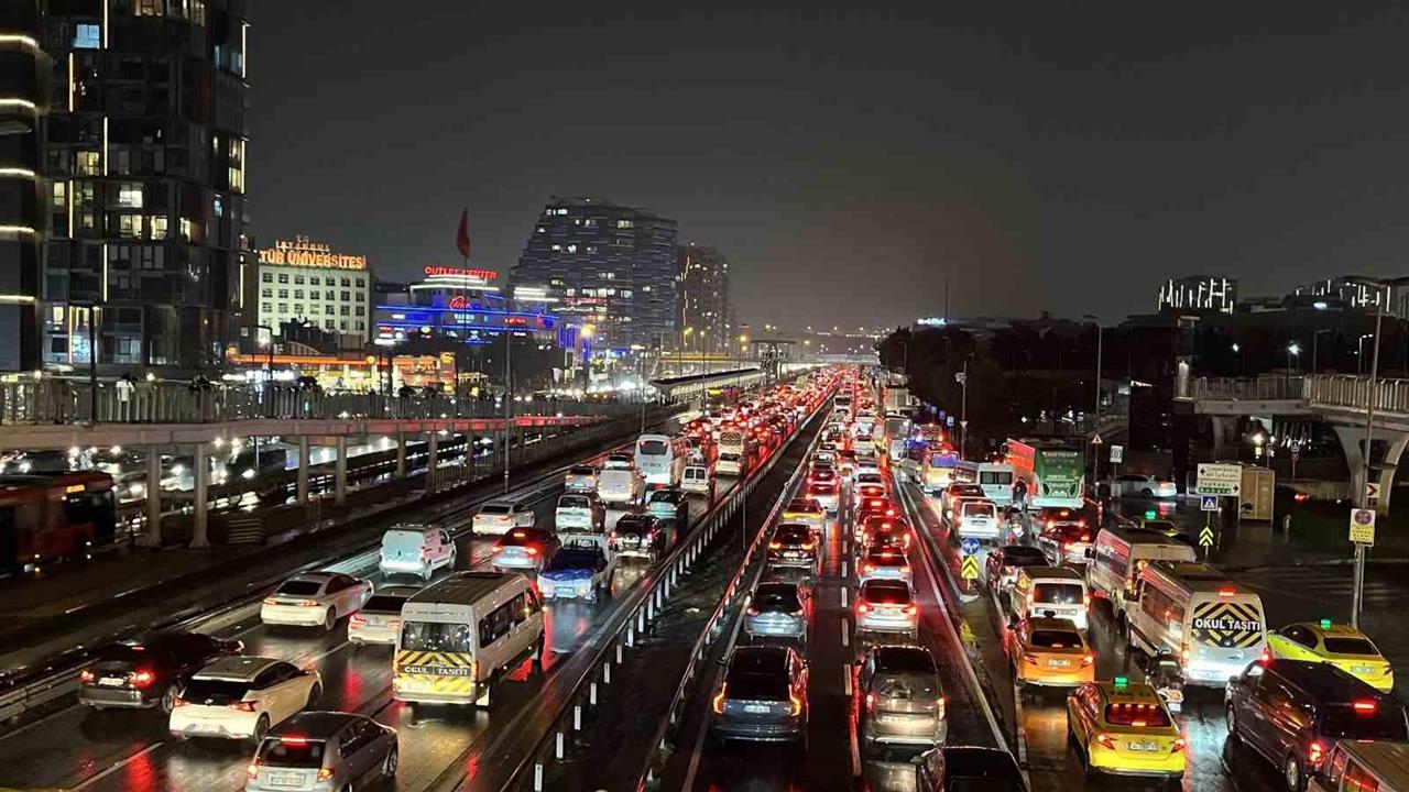 İstanbul'da Akşam Saatlerinde Trafik Yoğunluğu Yüzde 89'a Ulaştı
