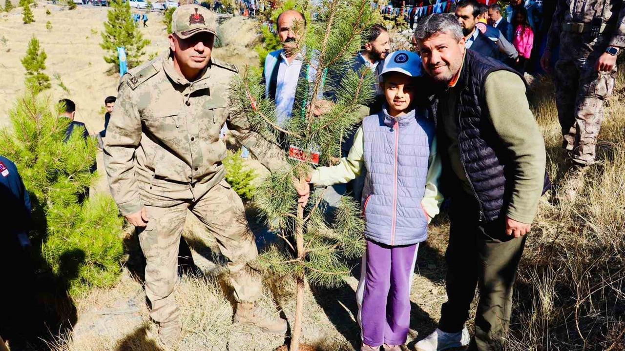 Hakkari'de Şehit Yakınlarıyla Gerçekleştirilen Fidan Dikim Etkinliği