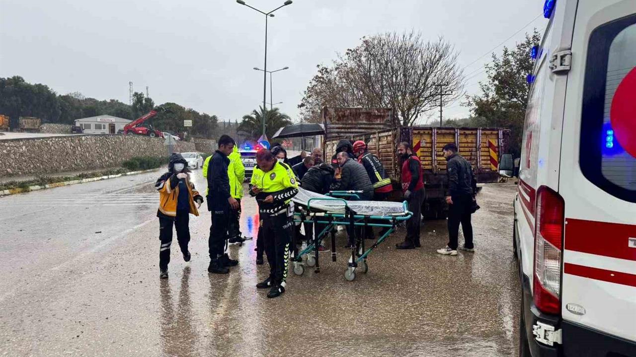 Balıkesir Erdek'te Kamyon ile Motosiklet Çarpıştı, 1 Yaralı