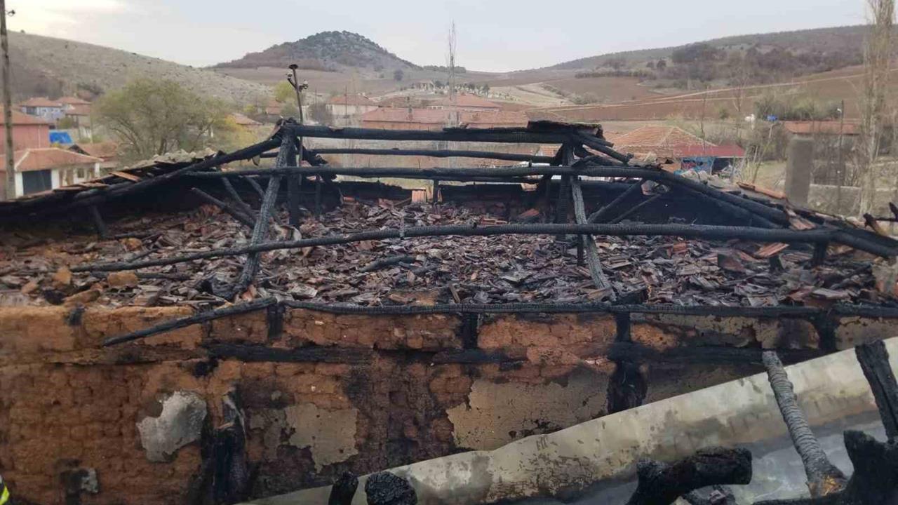 Çorum Alaca'da Eski Kıyafetler Tandırda Yakıldı, Çatı Yandı