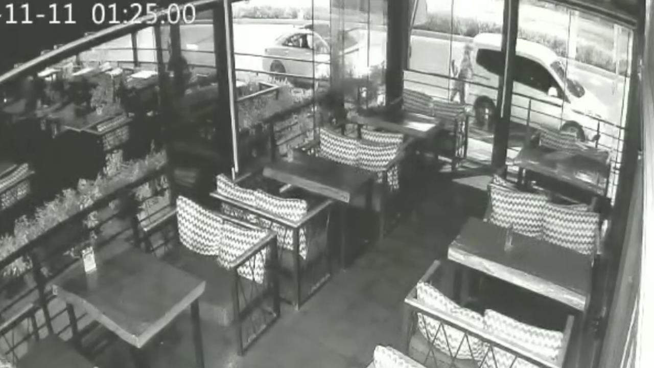 Mersin'de Park Halindeki Araç Kundaklandı: Lastikleri Kesilip Ateşe Verildi!