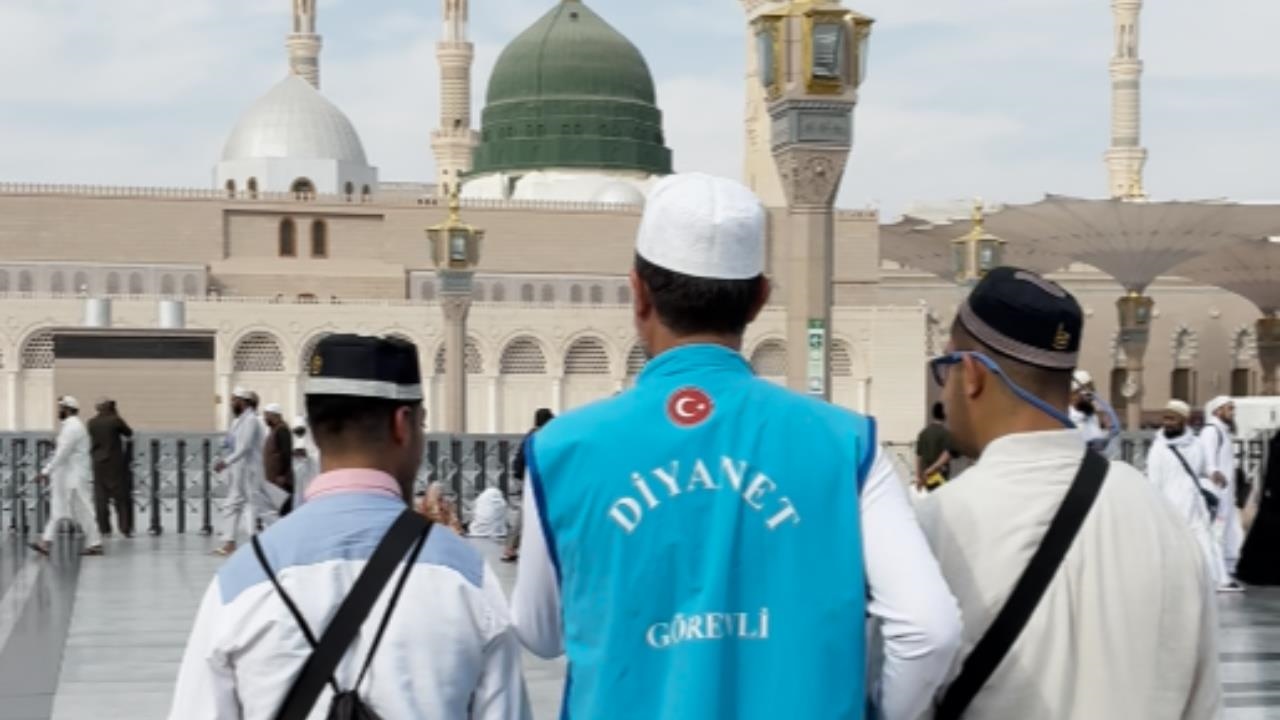 Tarsus’ta Özel Gereksinimli İki Genç Umreye Gitti: Duygusal Anlar Yaşandı