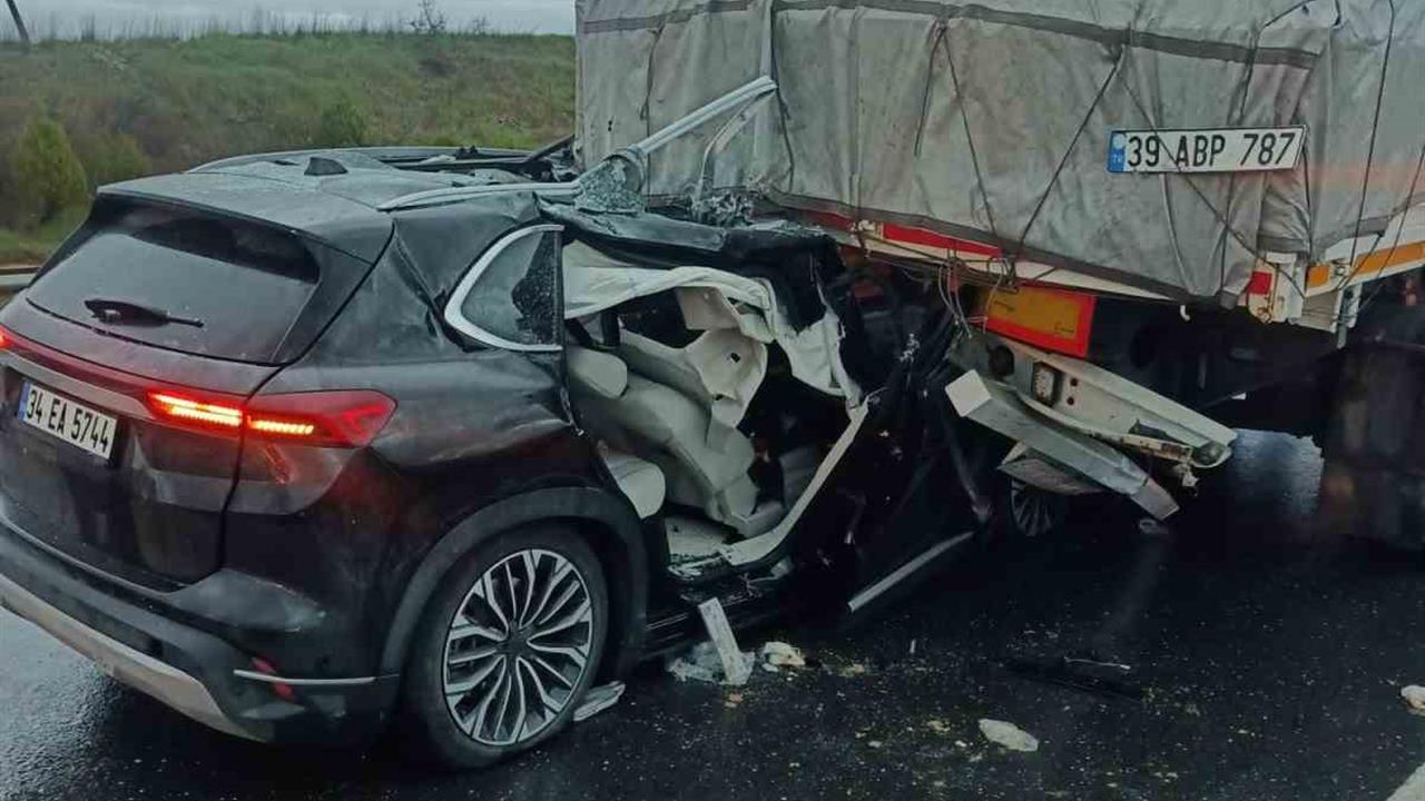 Edirne Keşan'da Otomobil Tırın Dorsesine Çarptı: 3 Yaralı