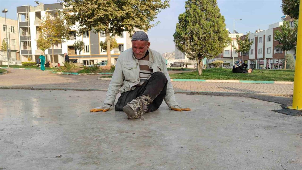 Şanlıurfa Haliliye'de Engelli Adam 10 Yıldır Sürünerek Yaşıyor