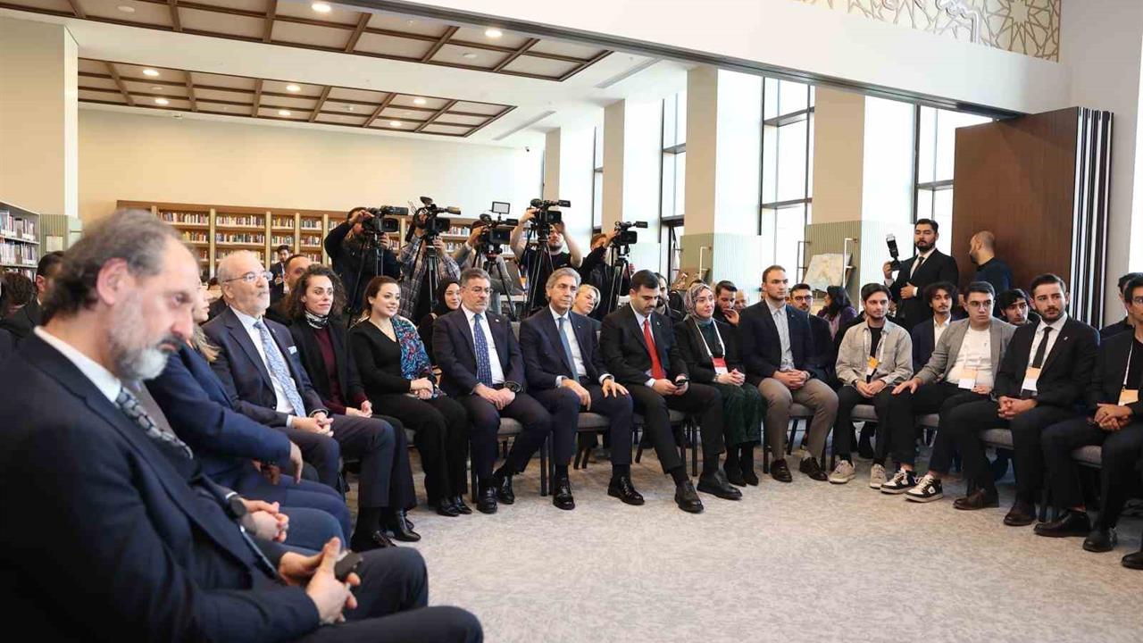 Ankara'da AK Parti Sözcüsü Çelik, bazı siyasi partilerin ideoloji odaklı cemaatlere dönüştüğünü ifade etti.