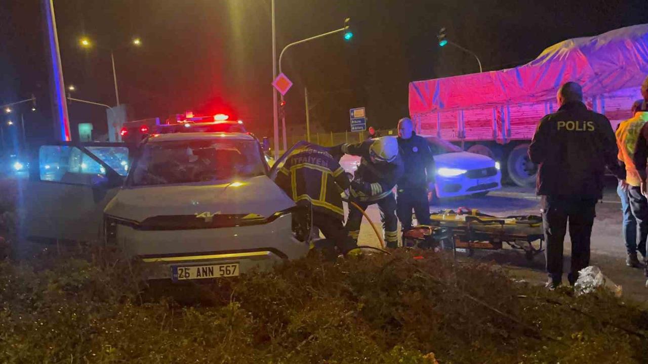 Eskişehir Tepebaşı'nda Porselen Yüklü Kamyon ile Otomobil Çarpıştı, 4 Kişi Yaralandı