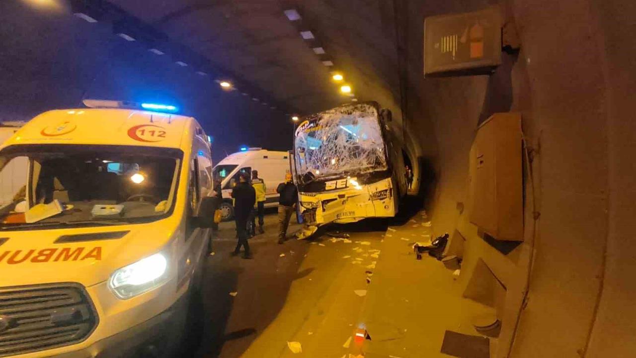 Osmaniye Düziçi'nde Otobüs ve Tır Çarpıştı: 5 Yaralı