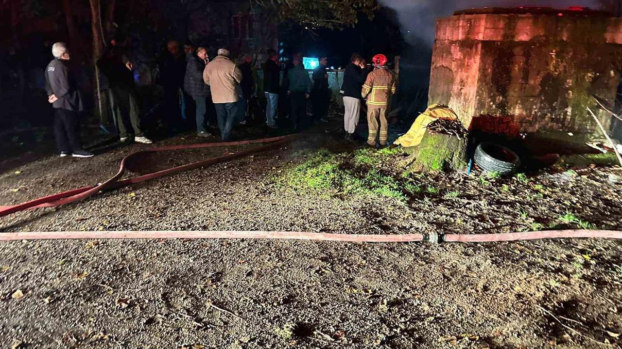 Bartın Merkez'de Yıldırım Düşmesi Sonucu 2 Araç Yandı