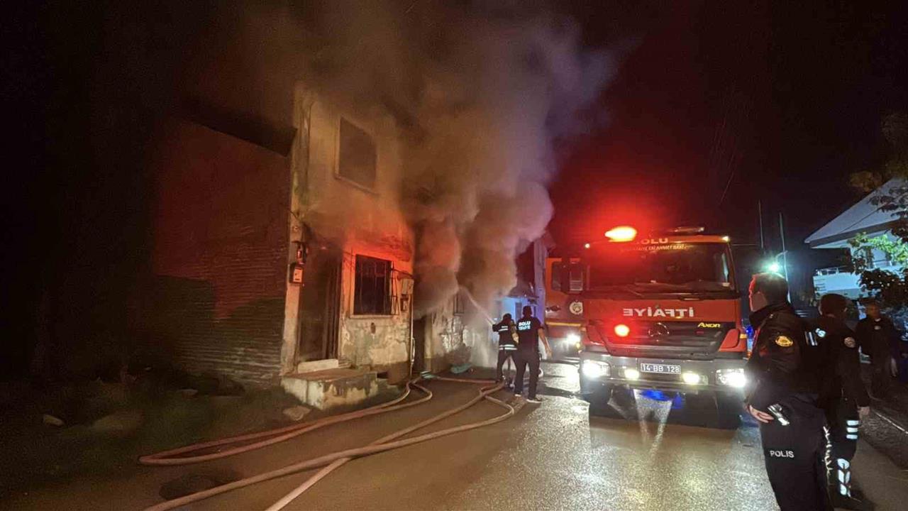 Bolu Merkez'de 2 Katlı Ahşap Evde Yangın Çıktı, 1 Kişi Yaralandı