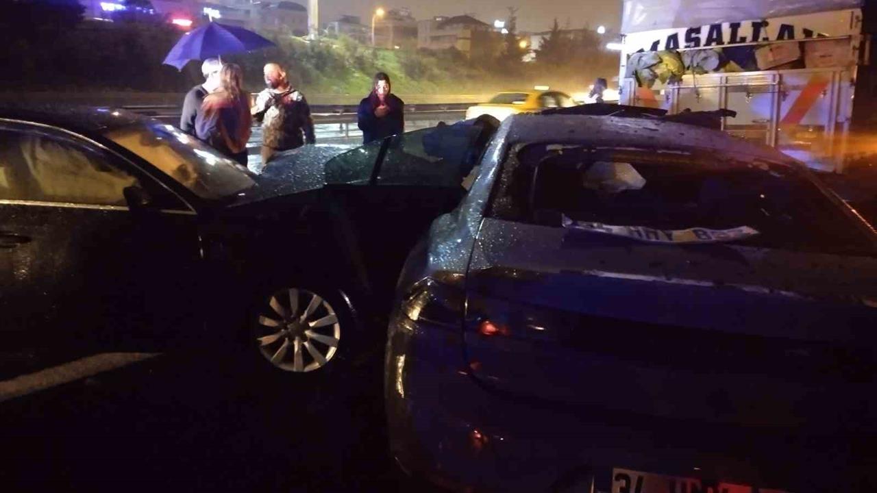 Ataşehir'de Gece Saatlerinde Meydana Gelen Zincirleme Trafik Kazasında 6 Kişi Yaralandı