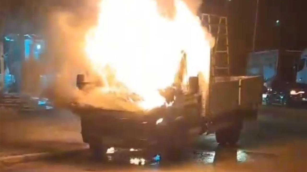 Adana Seyhan'da Park Halindeki Kamyonet Yangın Çıkardı