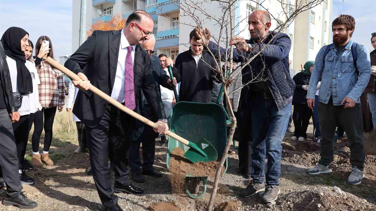 Erzurum Atatürk Üniversitesi, Milli Ağaçlandırma Gününe Destek Verdi