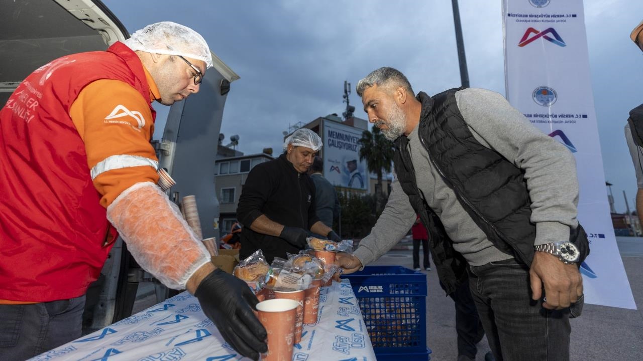 Havalar Serinledi, Mersin'e '1 Ekmek 1 Çorba' Geri Döndü: 60 Noktada İşçi, Öğrenci, Emekli Güne Mersin Büyükşehir'le Başlıyor