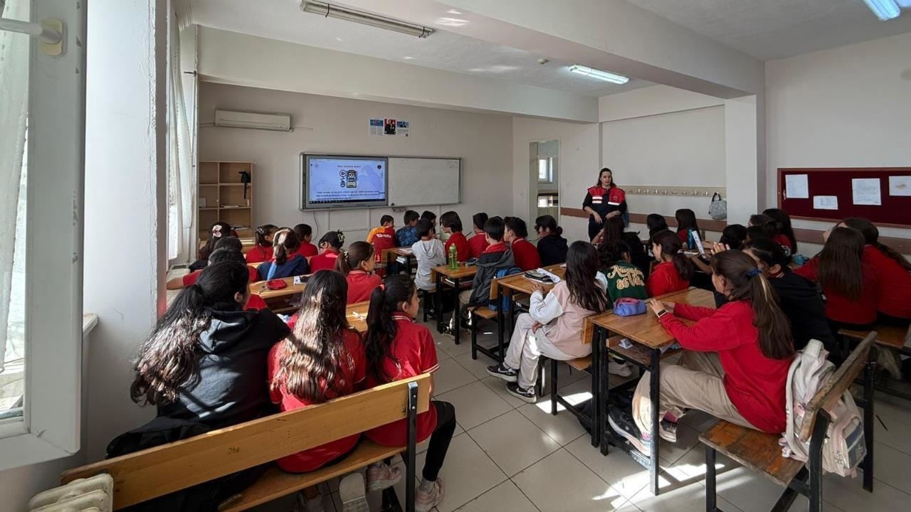"Jandarmadan Her Yaş Grubuna Siber Farkındalık Eğitimi"