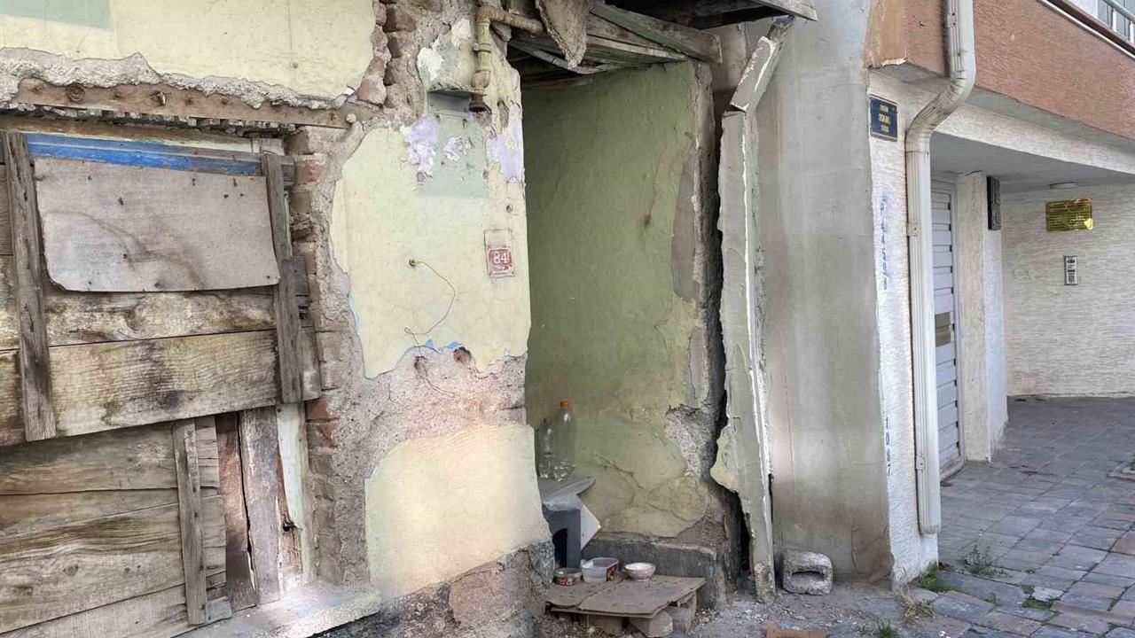 Eskişehir Fatih Mahallesi'nde Metruk Ev, Mahalleliyi Tedirgin Ediyor