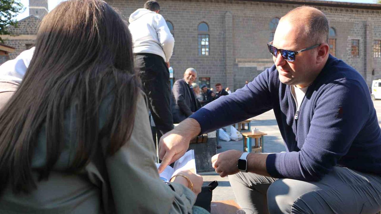 Diyarbakır'da 35 Yıllık Araçla Tanıtım Yapan İbrahim Altay: "Ücret Almıyoruz"